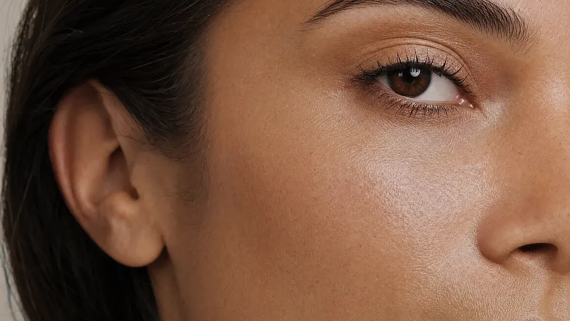 Visage d'une femme à la peau lisse et au grain affiné, en gros plan